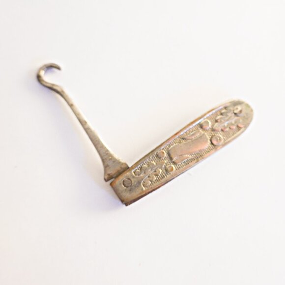 Victorian Style Button Hook Silver Colored Ladies Dressing Accessory Display - Picture 2 of 2